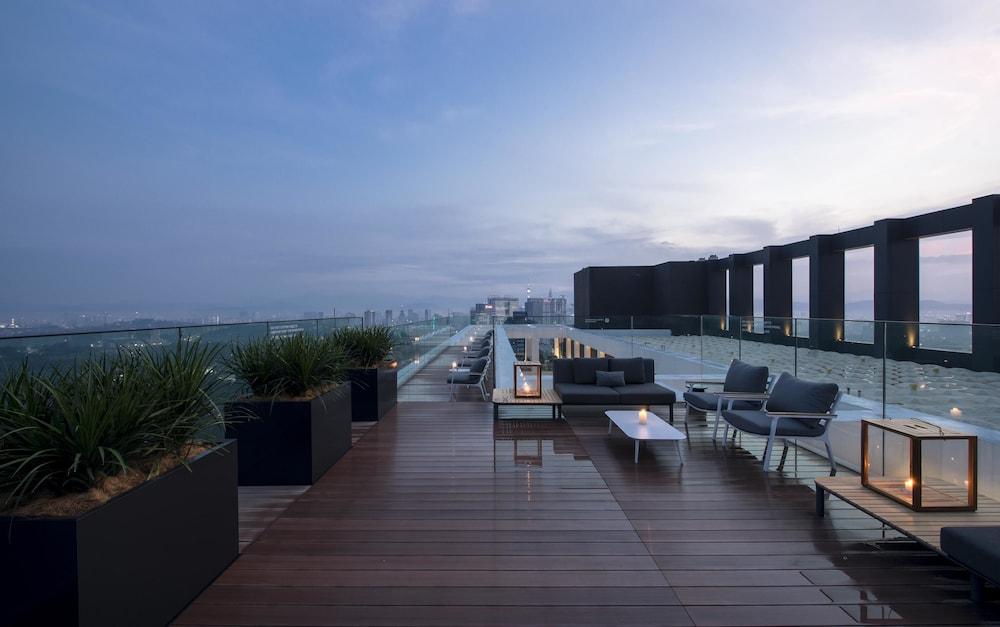 Alila Bangsar Kuala Lumpur Hotell Eksteriør bilde The rooftop bar at the hotel