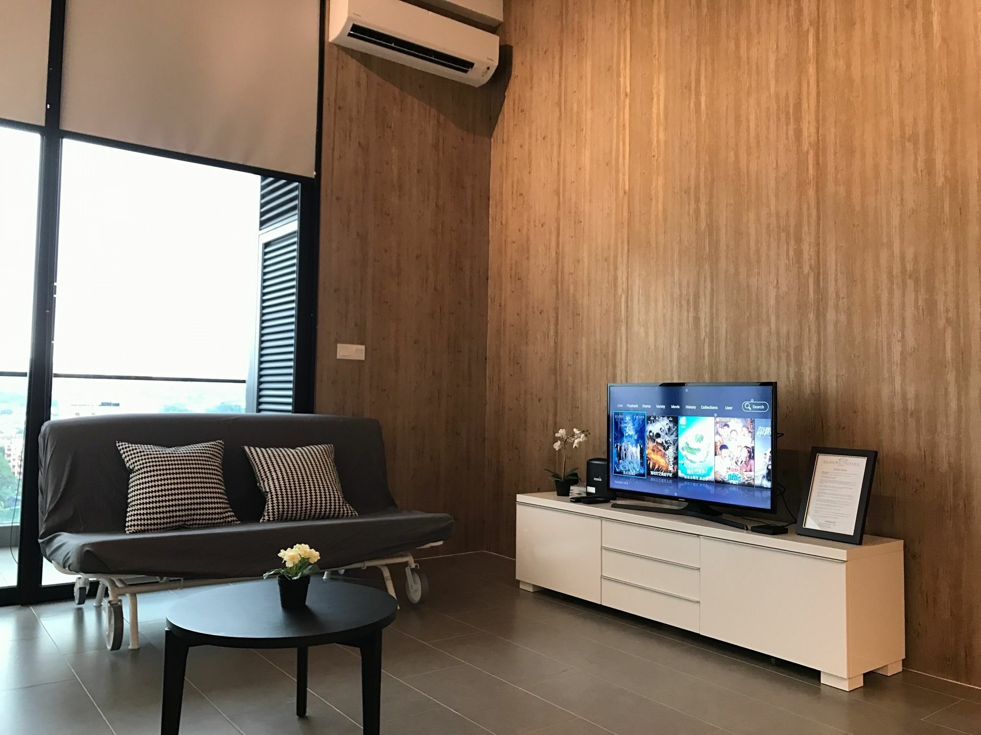 Alila Bangsar Kuala Lumpur Hotell Eksteriør bilde A living room with a television