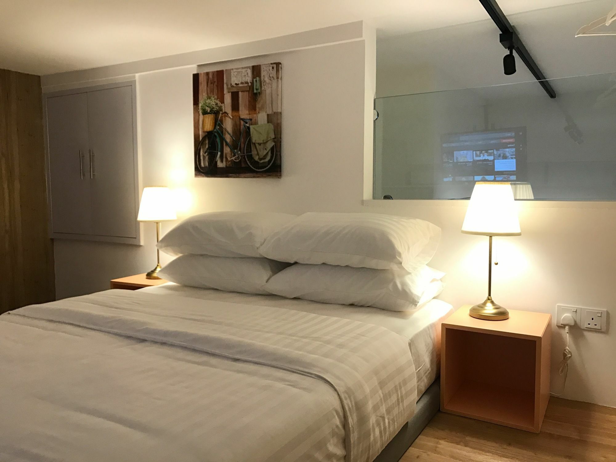 Alila Bangsar Kuala Lumpur Hotell Eksteriør bilde A bedroom in a serviced apartment in Singapore