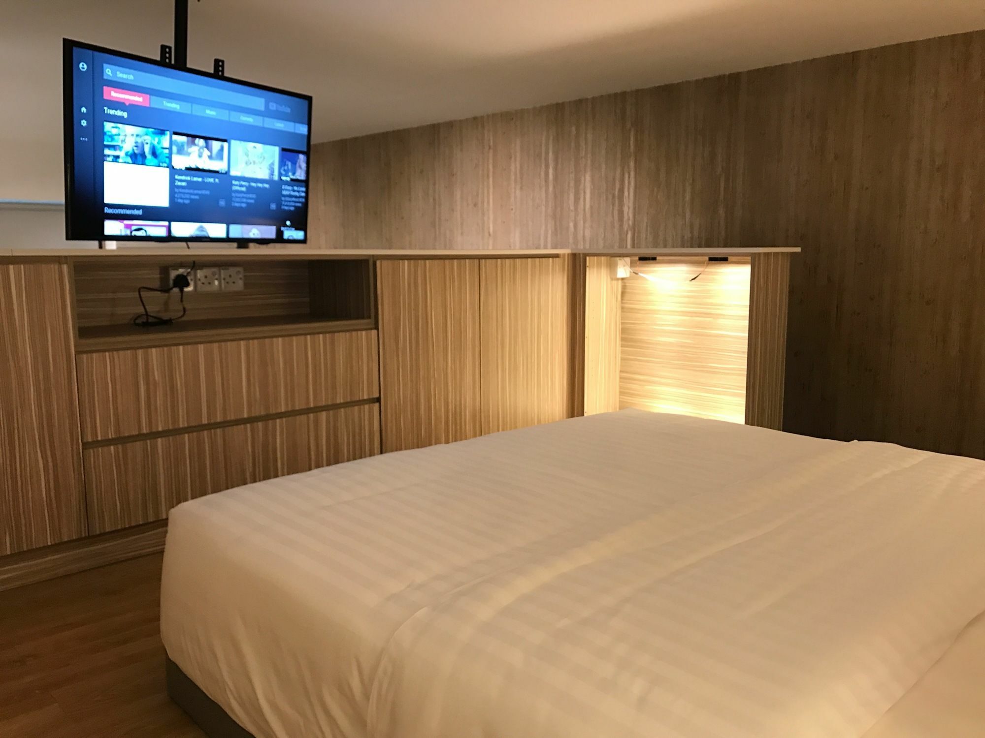 Alila Bangsar Kuala Lumpur Hotell Eksteriør bilde A television mounted on a wall in a hotel room